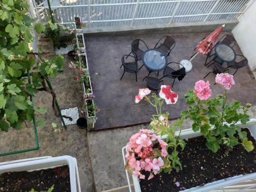 an overhead view of a patio with chairs and flowers at ВИЙГ in Sapareva Banya