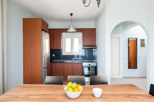 Η κουζίνα ή μικρή κουζίνα στο Glyfa Beach Villas