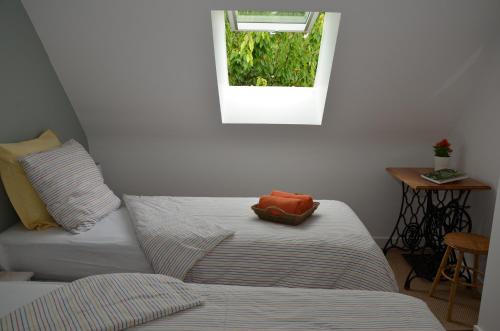 um pequeno quarto com uma cama e uma janela em LA MAISON DE BIORD em Saint-Jacut-de-la-Mer