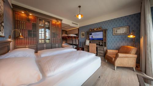ein Hotelzimmer mit 2 Betten und einem TV in der Unterkunft 4-Sterne Superior Erlebnishotel Krønasår, Europa-Park Freizeitpark & Erlebnis-Resort in Rust