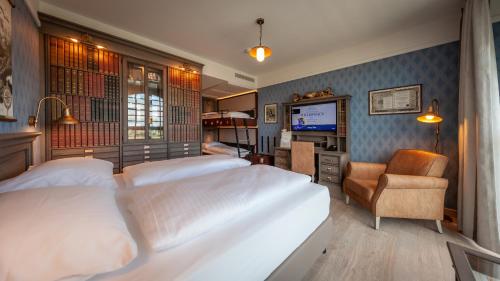 4-Sterne Superior Erlebnishotel Krønasår, Europa-Park Freizeitpark & Erlebnis-Resort في روست: غرفه فندقيه سريرين وتلفزيون