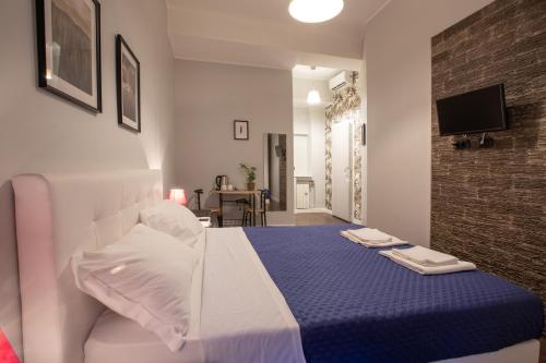 maribea rome center في روما: غرفة نوم بسرير ازرق وبيض عليها مناشف
