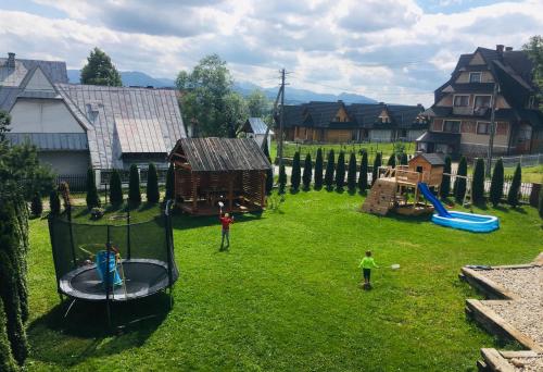 um grupo de crianças brincando em um parquinho em Sykowno Góralsko Chata em Zakopane