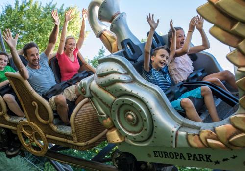 Gæster der bor på 4-Sterne Superior Erlebnishotel Krønasår, Europa-Park Erlebnis-Resort