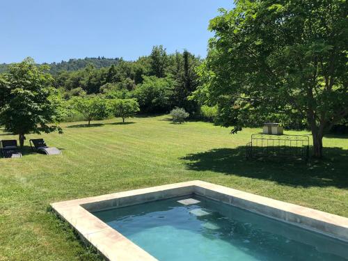 una piscina en medio de un patio en La Magnanerie, en Bonnieux