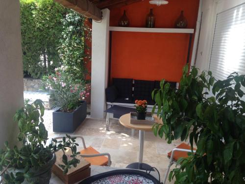 a patio with plants and a table and a couch at CHAMBRE CENTRE VILLE Coté soleil in Forcalquier