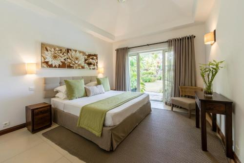 Un dormitorio con una cama grande y una ventana. en Superbe Villa privée, en Flic en Flac