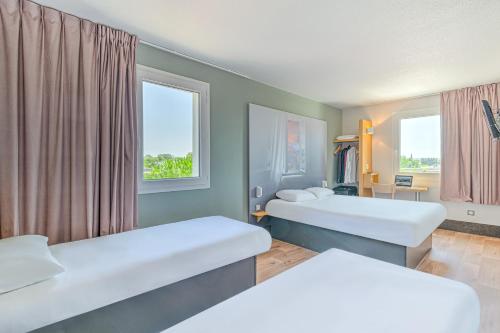 En eller flere senge i et værelse på B&B HOTEL Salon de Provence