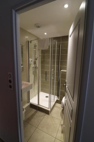 une salle de bain avec une douche, des toilettes et un lavabo dans l'établissement Hotel la Turra, à Termignon
