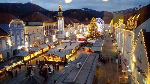 a christmas market in a town with a christmas tree at AusZeit Leoben 1 mit Terasse und gratis Parkplatz in Leoben