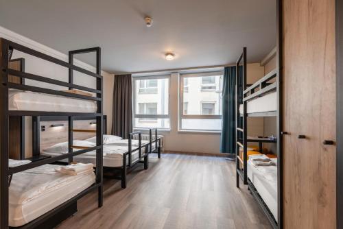 Schlafsaal mit 4 Etagenbetten in der Unterkunft a&o Hamburg City in Hamburg