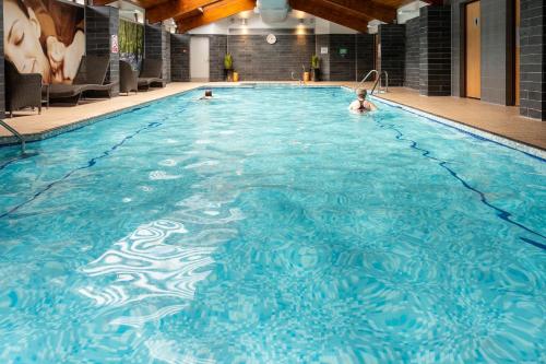 a swimming pool with a swimming pool tub and a swimming pool tub at Burleigh Court Hotel and Leisure in Loughborough