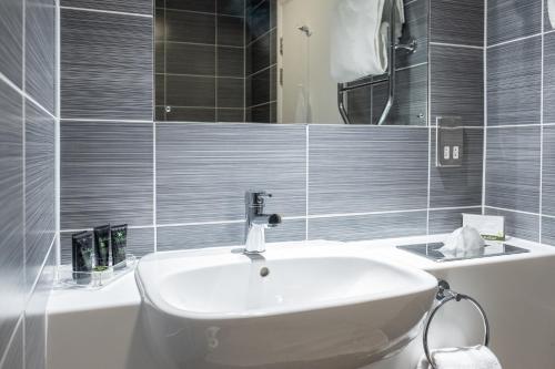 Burleigh Court Hotel and Leisure tesisinde bir banyo