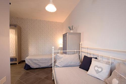a bedroom with a bed and a bed and a couch at Il Giramondo in Busca