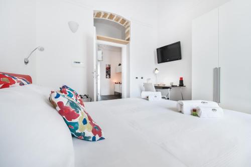 a bedroom with a bed and a dresser at B&B White in Palermo