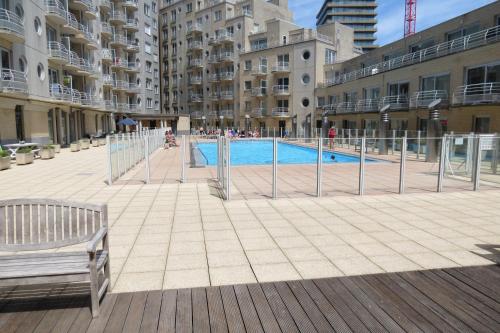 - une piscine au milieu d'un bâtiment dans l'établissement Residentie Zeezicht I, à Ostende