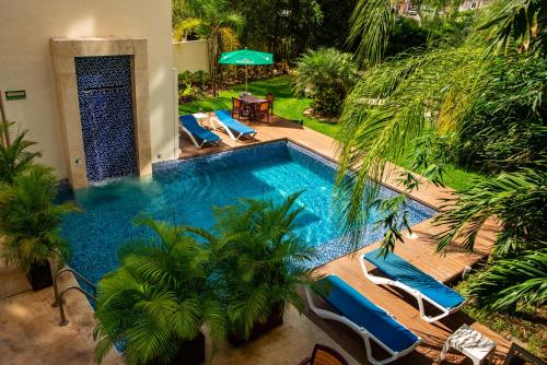 an overhead view of a swimming pool with chairs and a table at Mesón de la Luna Hotel & Spa in Mérida