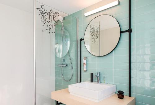 
A bathroom at ibis Styles Louvain-la-Neuve Hotel and Events
