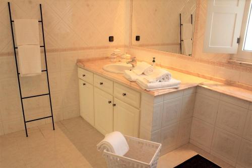 a bathroom with a sink and a mirror at Azul Coruche in Coruche