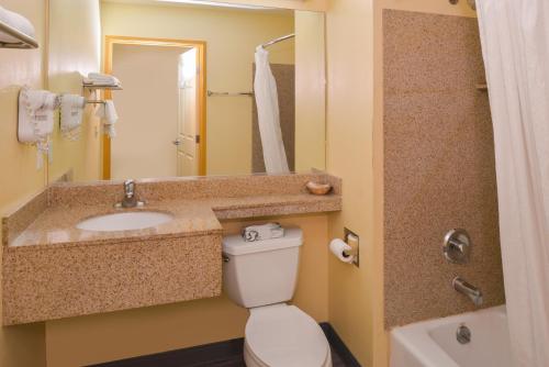 uma casa de banho com um WC, um lavatório e um chuveiro em H3 Inn & Suites - LAX Airport - Los Angeles em Inglewood