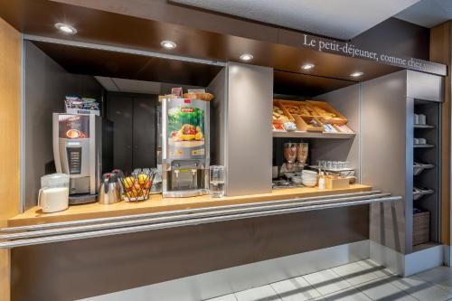 a bakery with a counter with a coffee machine at B&B HOTEL Périgueux Boulazac in Boulazac