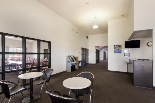 una sala con tavoli e sedie e una cucina di Motel 6-Rothschild, WI a Rothschild