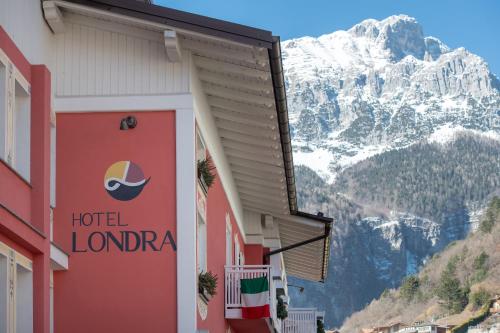 ホテルから撮影された、または一般的な山の景色