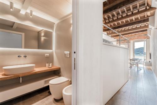 ポルトヴェーネレにあるCasa Giorgettiの白いトイレと洗面台のあるバスルーム