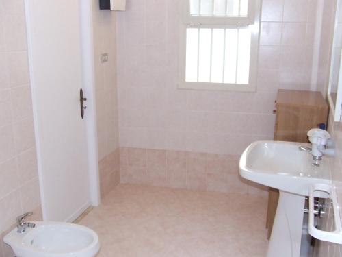 uma casa de banho com um WC e um lavatório em Casa vacanza Casalabate em Casalabate