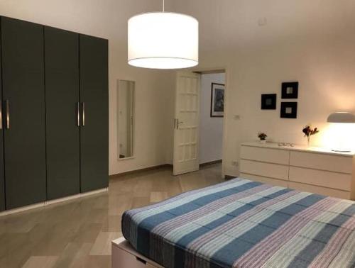 - une chambre avec un lit et un bureau dans l'établissement MEMY HOME, à Bari