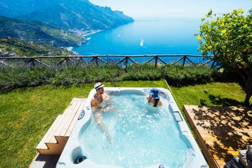 Foto Sea View Villa in Ravello with lemon pergola, gardens and jacuzzi - Ideal for elopements 1