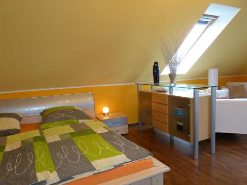 1 dormitorio con cama, escritorio y ventana en Ferienwohnung Sommerwind, en Klütz