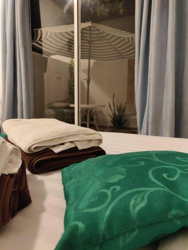 Ein Bett oder Betten in einem Zimmer der Unterkunft Palm Garden