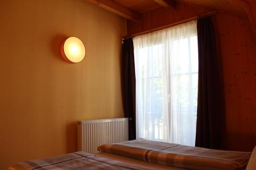 Una cama o camas en una habitación de Knaller der Reiterbauernhof