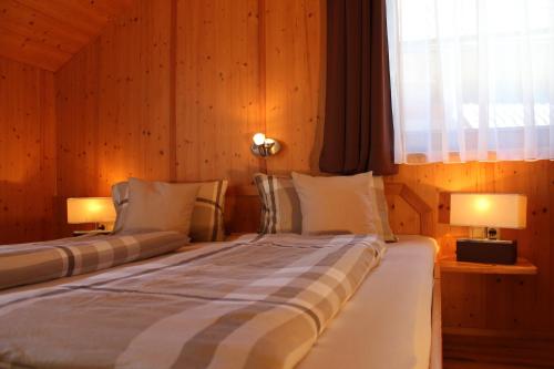 1 Schlafzimmer mit 2 Betten, einem Fenster und 2 Lampen in der Unterkunft Knaller der Reiterbauernhof in Reisach