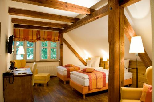 a bedroom with two beds and a table and chairs at Golfpark Strelasund in Süderholz