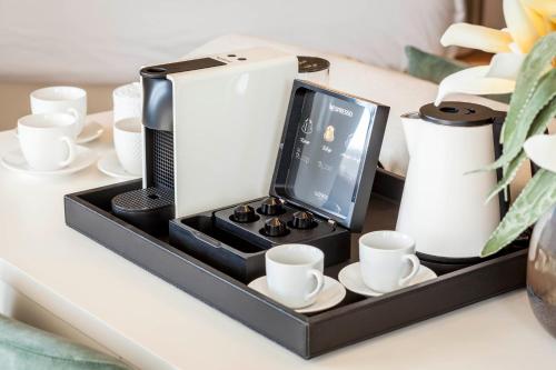 Kemudahan buat kopi dan teh di Luzeiros Suites