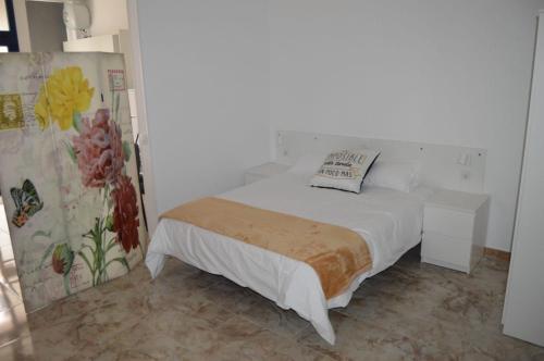 - une chambre dotée d'un lit blanc avec un oreiller dans l'établissement apartamento agaete Beach 4a, à Agaete