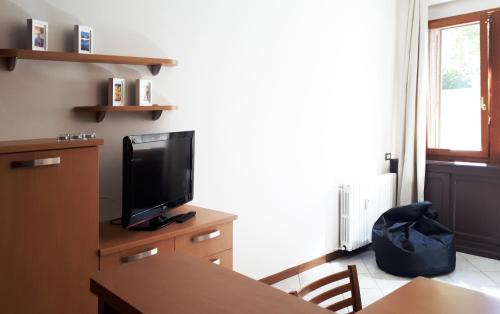 een woonkamer met een televisie op een houten tafel bij Residenza Nagler in Bormio