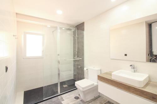 La CanutaにあるMAR23Jのバスルーム(トイレ、洗面台、シャワー付)