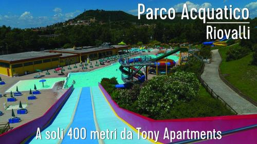 einem großen Pool mit Rutsche in einem Wasserpark in der Unterkunft Tony Rooms & Apartments in Cavaion Veronese