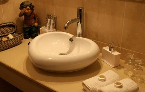 a bathroom sink with a white bowl sink at Hufsha Berama in Had Nes