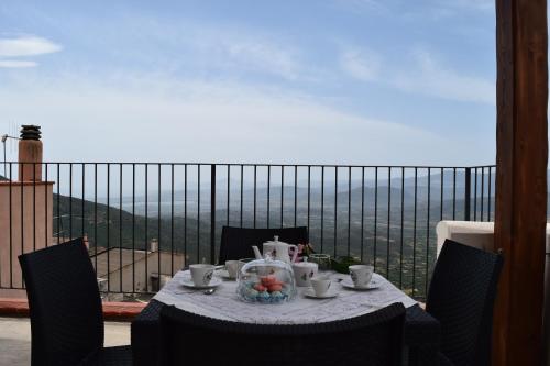 stół z zestawem do parzenia herbaty na balkonie w obiekcie Tesori di Sardegna w mieście Baunei