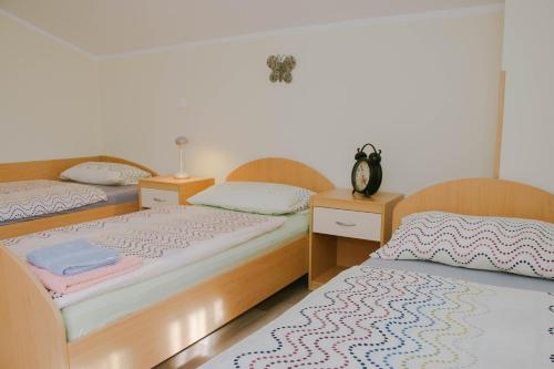 Rooms Pri Lovrižu في كوباريد: سريرين يجلسون بجانب بعض في غرفة النوم