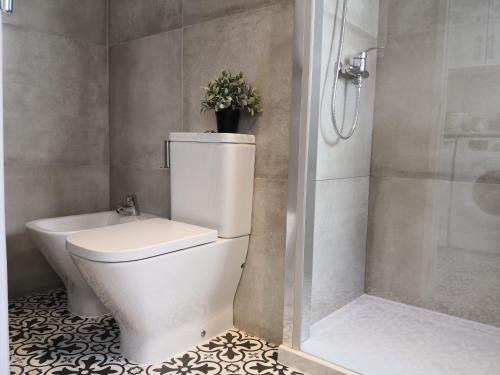 uma casa de banho com um WC e um chuveiro em BairroSweethome em Lisboa