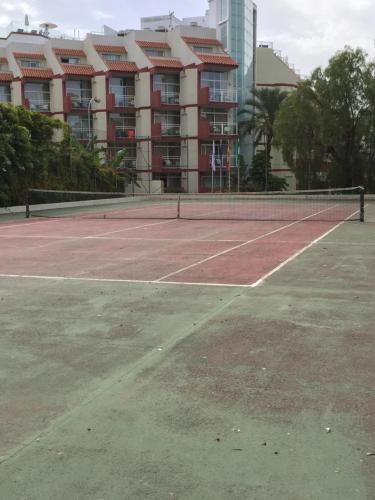 Instalaciones para jugar al tenis o squash en Carihuela Palace Beach o alrededores