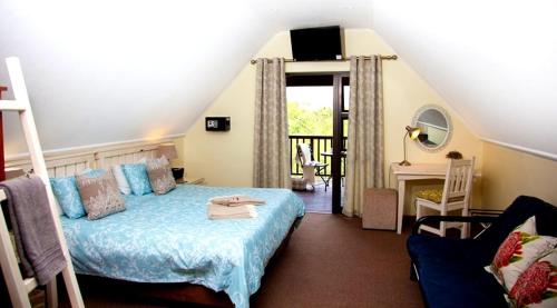 1 dormitorio con 1 cama y una escalera con balcón en WarmKaros Bed & Breakfast, en East London
