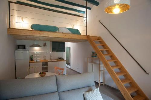 sala de estar con sofá y cama elevada en Portolà, 1 apartament, en Balaguer