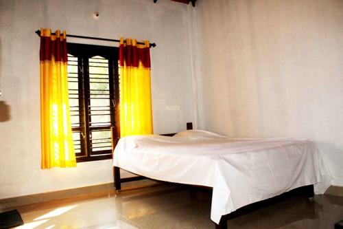 A bed or beds in a room at Vamoose Mungaru