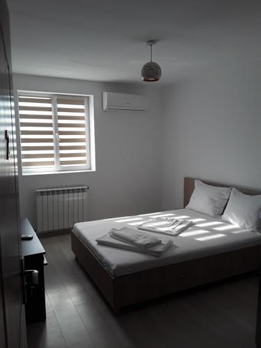 um quarto com uma cama com toalhas em Camere de inchiriat Central La Calciu em Mahmudia